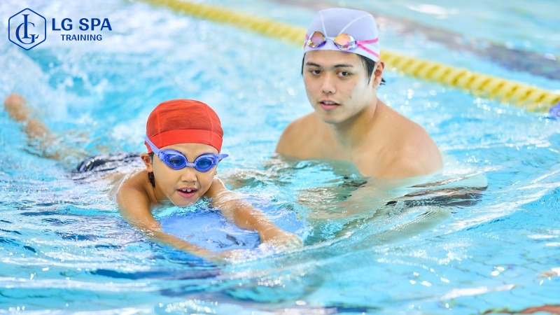 Làm huấn luyện viên dạy bơi khi tốt nghiệp cấp 2