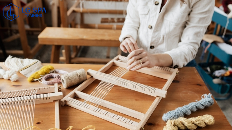 nghỉ học sớm làm nghề thủ công