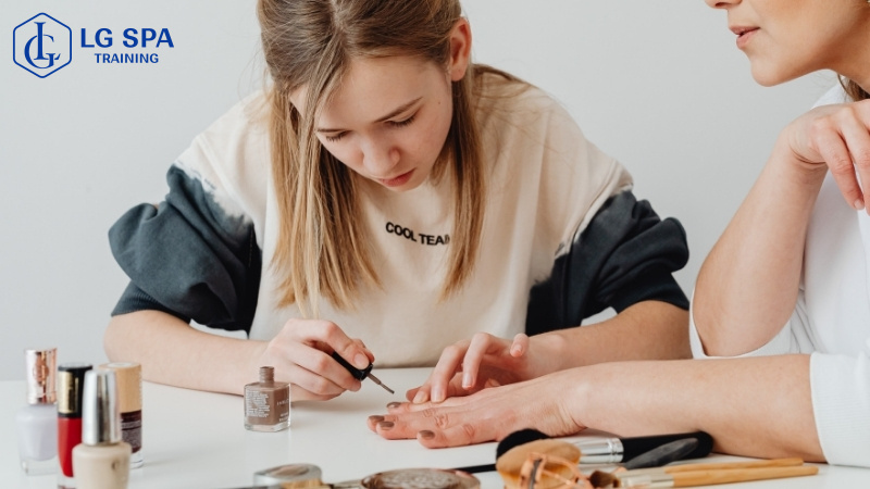 15 tuổi học nghề nail làm móng