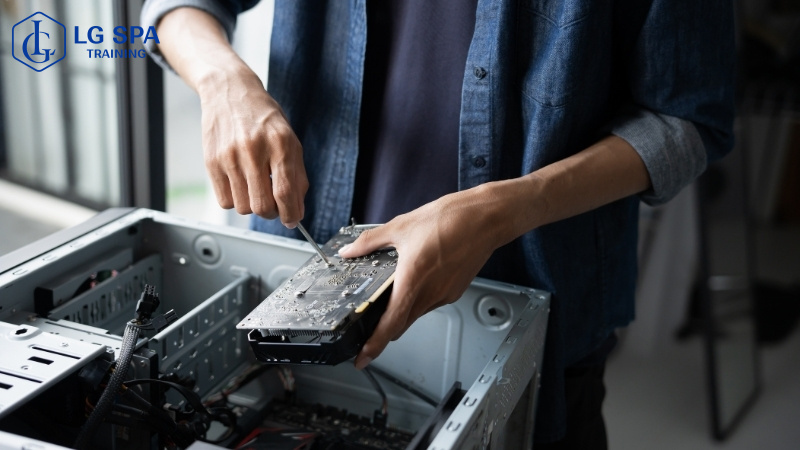 24 tuổi học nghề sửa điện tử