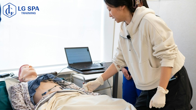 Học nghề y dược chăm sóc sức khỏe cơ bản cho nữ