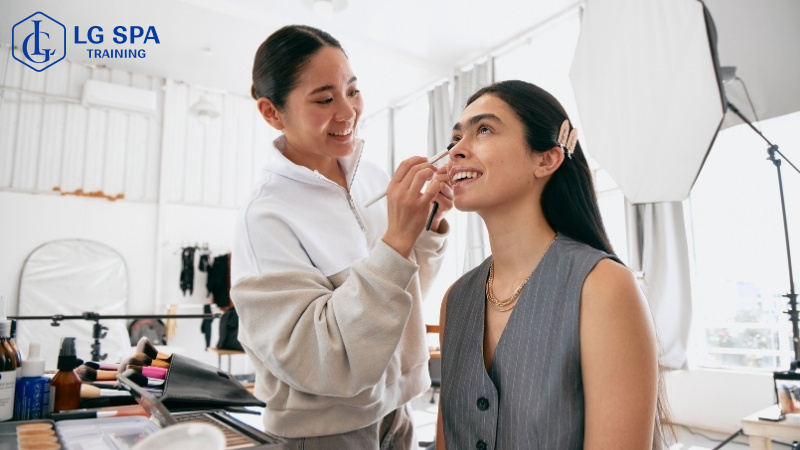 Nghề trang điểm làm đẹp ổn định không cần bằng cấp