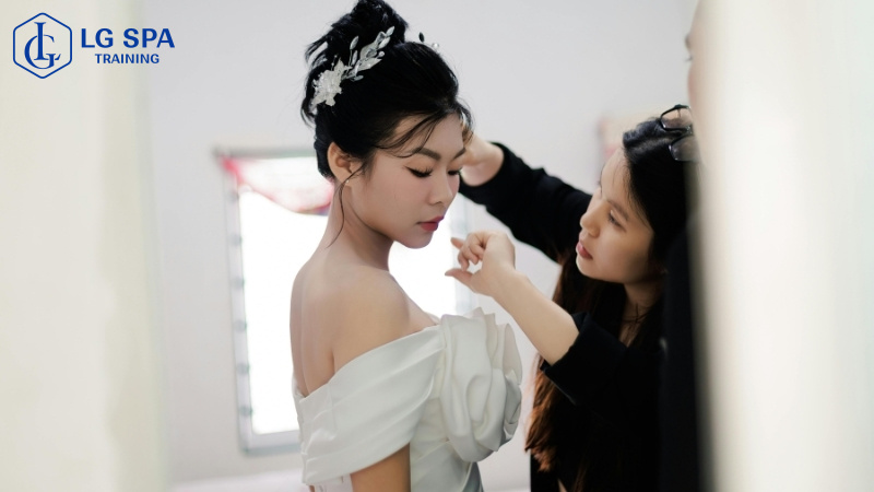 Thợ trang điểm không cần bằng cấp 2