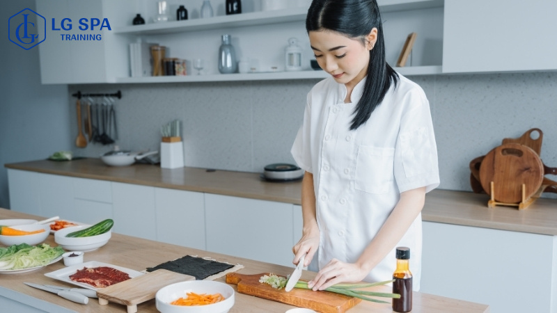 con gái nên học ngành gì - học nghề đầu bếp