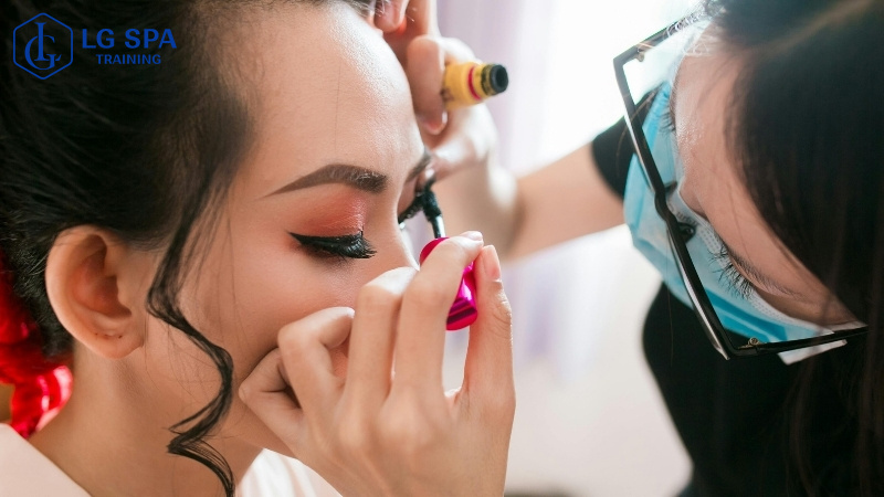 con gái nên học nghề gì để ổn định nghề chuyên viên trang điểm