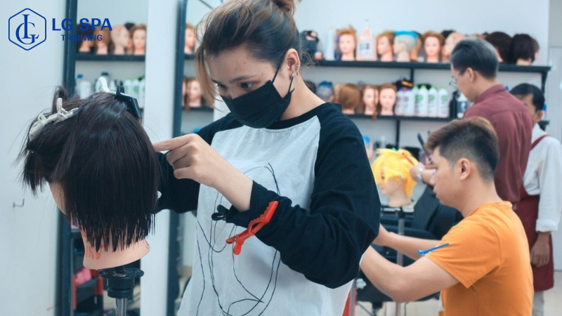 học nghề cắt tóc ở tuổi 15