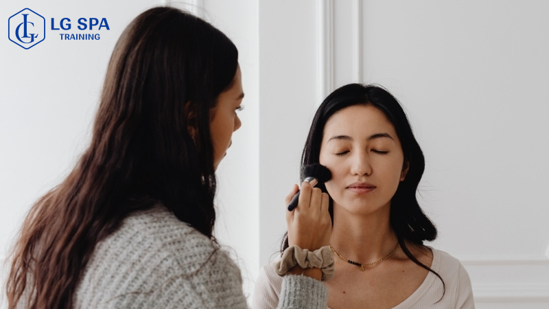 học nghề makeup cho nữ 30 tuổi