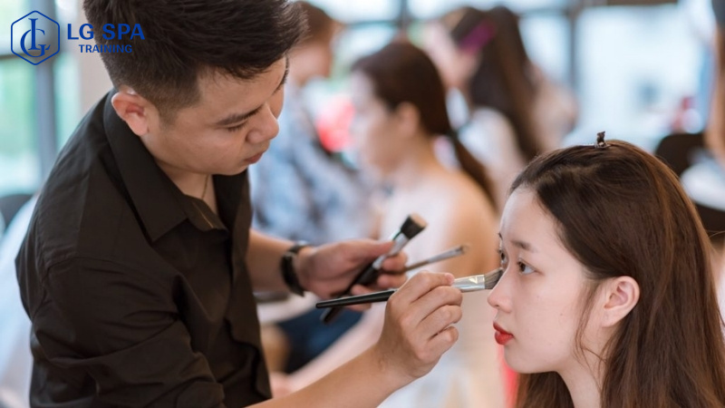 học nghề trang điểm ở tuổi 16