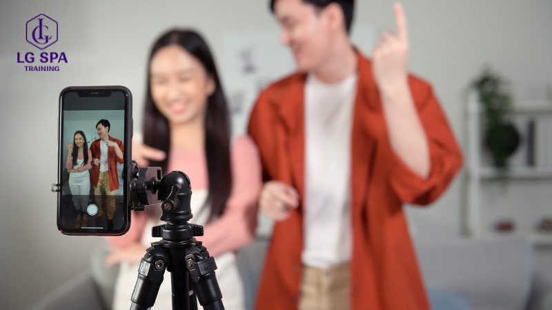 Không học đại học thì làm gì? Làm content creator