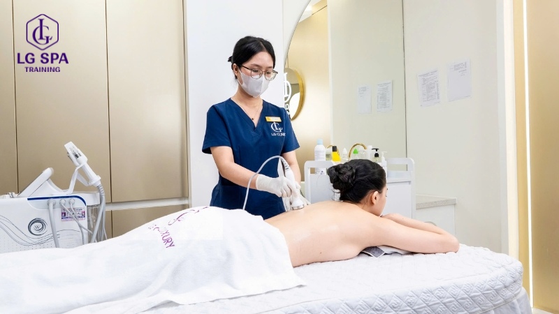Không học đại học thì làm gì? Làm kỹ thuật viên spa
