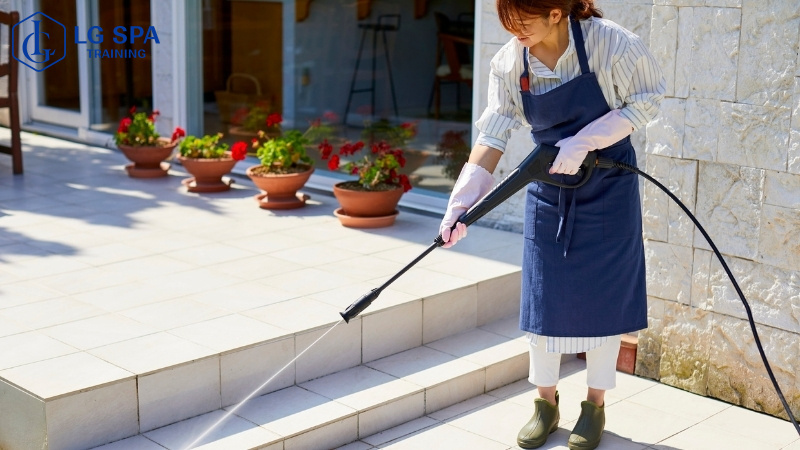 làm nghề giúp việc quét dọn theo giờ lương 10 triệu