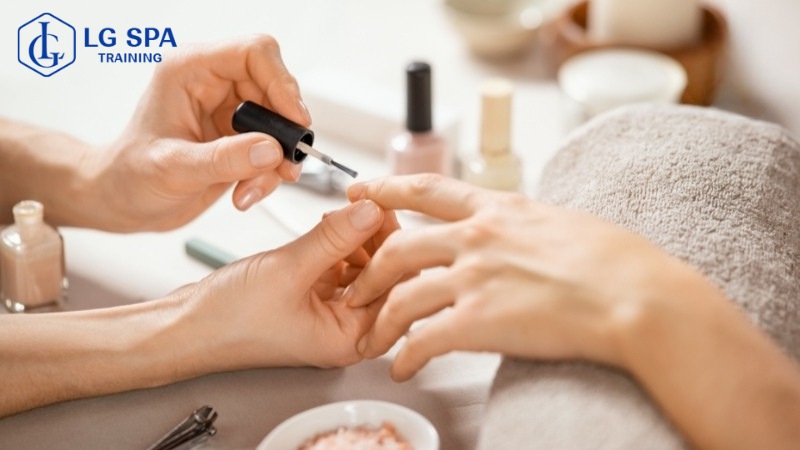 Nên học nghề gì bây giờ​? Nghề làm nghề nail