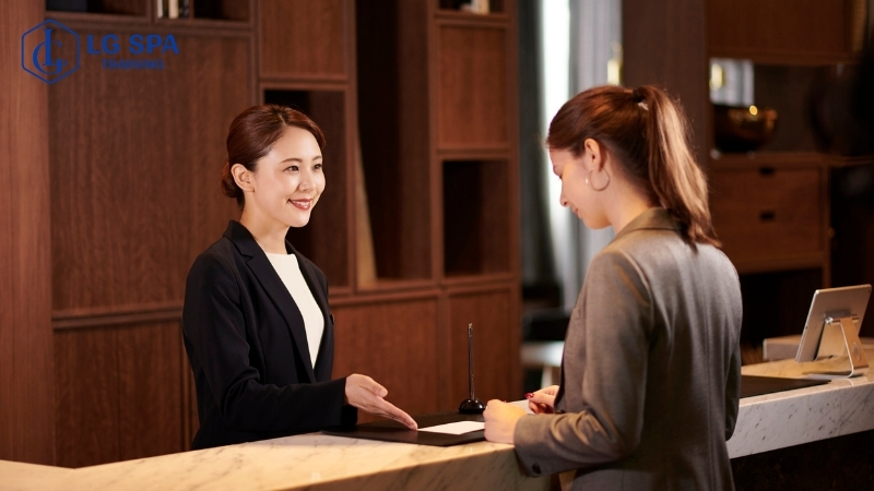 nữ làm nghề nhà hàng khách sạn