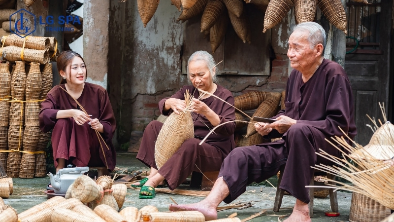 nữ làm nghề thủ công
