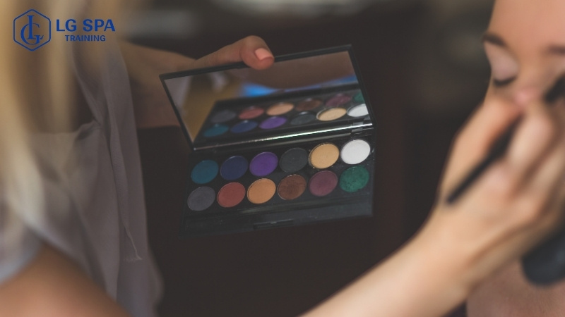 học nghề makeup dễ kiếm tiền và khởi nghiệp