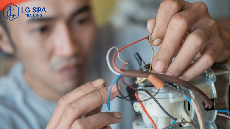 làm nghề cơ khí điện tử không cần học đại học