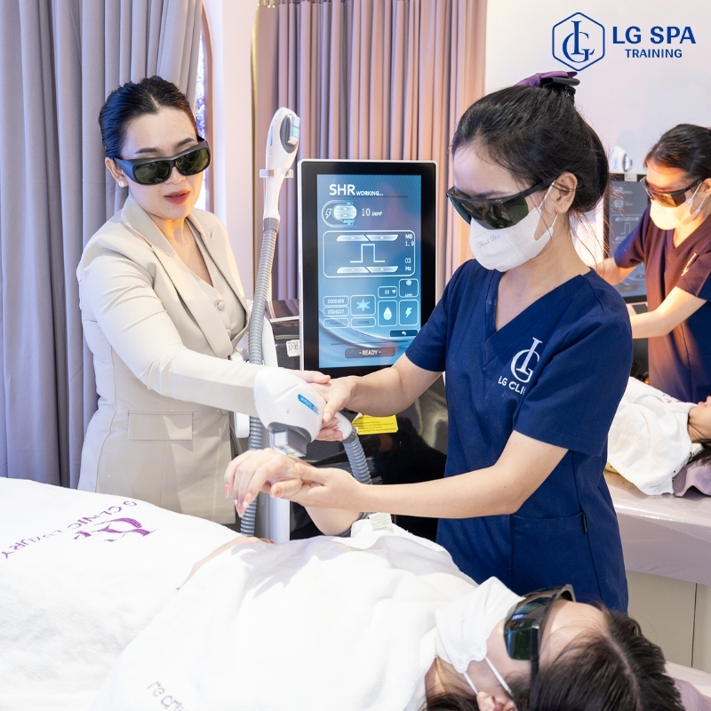 Học nghề spa thẩm mỹ tay trái