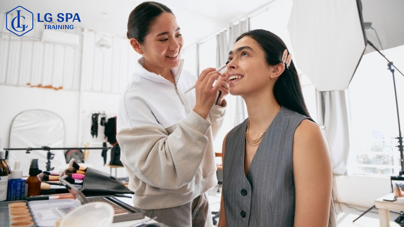 Vừa làm vừa học nghề trang điểm 