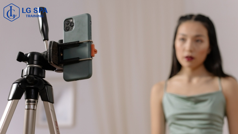 Làm mẫu livestream kiếm tiền triệu mỗi ngày